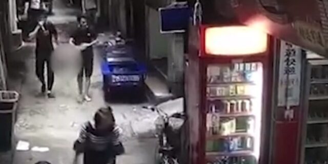 Έκοψε το κεφάλι της συζύγου του και βγήκε ατάραχος στο δρόμο να το πετάξει στον κάδο