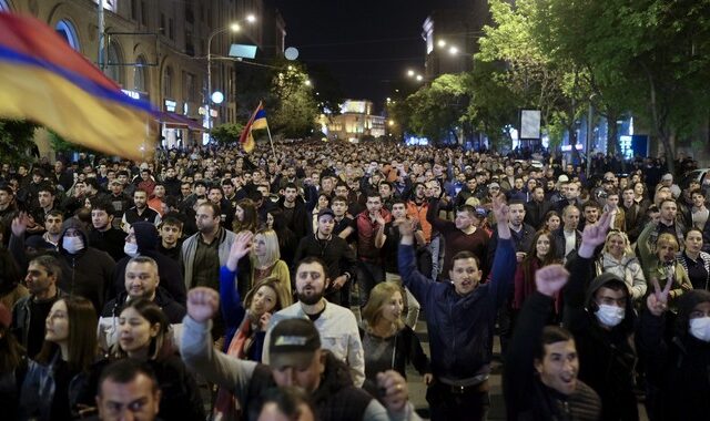 Αρμενία: Χιλιάδες διαδηλωτές στους δρόμους κατά του προέδρου Σαρκισιάν