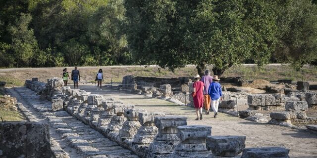 Λιποθυμούν λόγω καύσωνα στην Αρχαία Ολυμπία – Εκτός λειτουργίας τα αναψυκτήρια