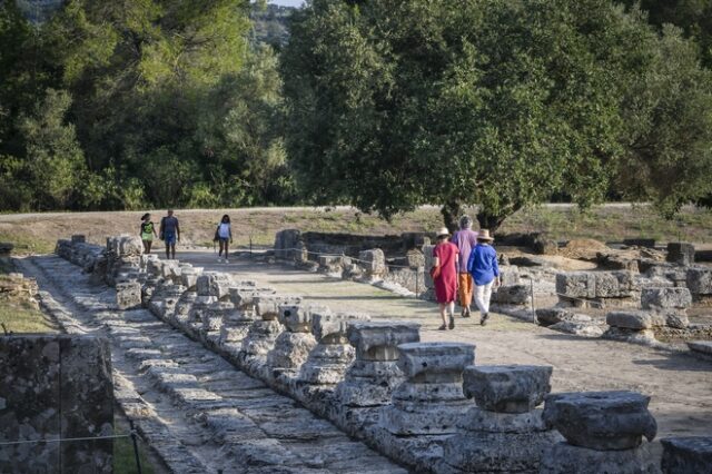 Λιποθυμούν λόγω καύσωνα στην Αρχαία Ολυμπία – Εκτός λειτουργίας τα αναψυκτήρια
