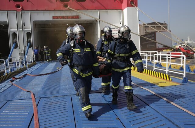 Καρέ – καρέ: Άσκηση για αντιμετώπιση φωτιάς σε πλοίο στο λιμάνι του Πειραιά