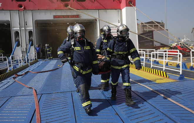 Καρέ – καρέ: Άσκηση για αντιμετώπιση φωτιάς σε πλοίο στο λιμάνι του Πειραιά