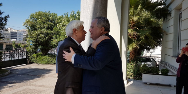 Ο Νίκος Κοτζιάς υποδέχεται τον Προκόπη Παυλόπουλο