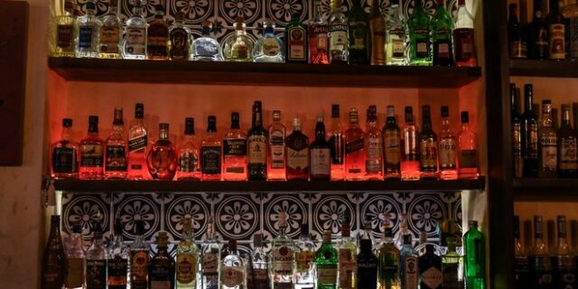 Άρση περιοριστικών μέτρων: Η εισήγηση για το πότε ανοίγουν εστιατόρια και μπαρ