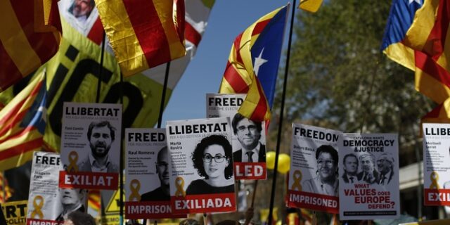 Ογκώδης διαδήλωση στη Βαρκελώνη για τους φυλακισμένους πολιτικούς