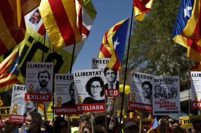 Ογκώδης διαδήλωση στη Βαρκελώνη για τους φυλακισμένους πολιτικούς