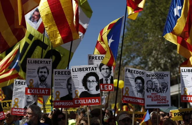 Ογκώδης διαδήλωση στη Βαρκελώνη για τους φυλακισμένους πολιτικούς