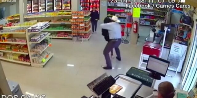 Βίντεο: Ηλικιωμένος καουμπόι εξουδετερώνει ληστή σε σούπερ μάρκετ