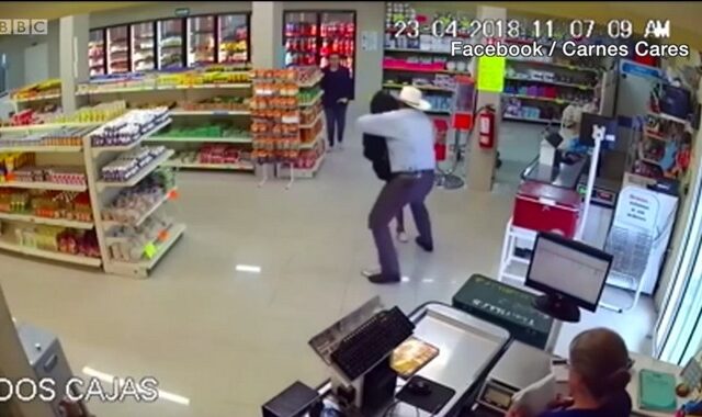 Βίντεο: Ηλικιωμένος καουμπόι εξουδετερώνει ληστή σε σούπερ μάρκετ