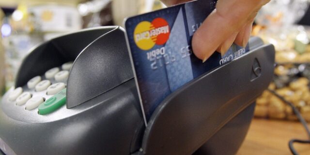 Mastercard: Το 74% των καταναλωτών πραγματοποιεί περισσότερες αγορές απο τα καταστήματα της γειτονιάς