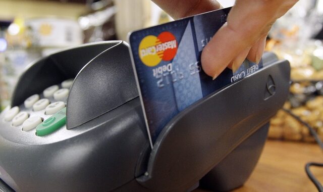 Mastercard: Το 74% των καταναλωτών πραγματοποιεί περισσότερες αγορές απο τα καταστήματα της γειτονιάς