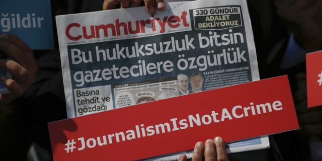 Τουρκία: Φυλάκιση σε 15 δημοσιογράφους της Cumhuriyet για “τρομοκρατικές” δραστηριότητες