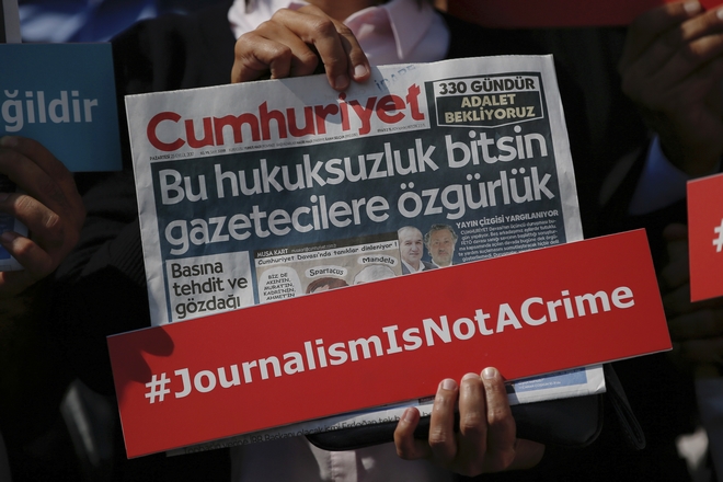 Τουρκία: Φυλάκιση σε 15 δημοσιογράφους της Cumhuriyet για “τρομοκρατικές” δραστηριότητες