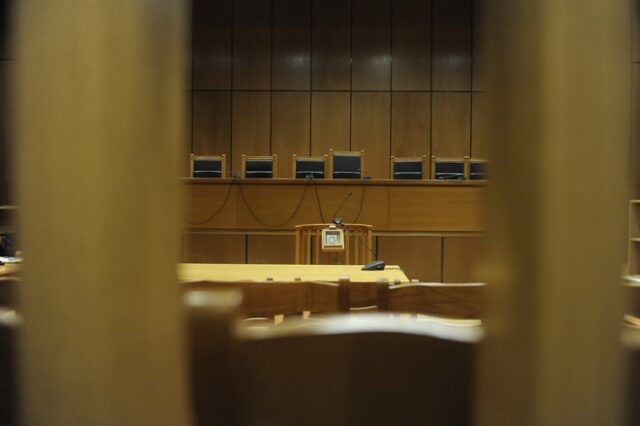 Πανδαιμόνιο σε δικαστήριο στο Γύθειο – Τράβηξε όπλο μέσα στην αίθουσα