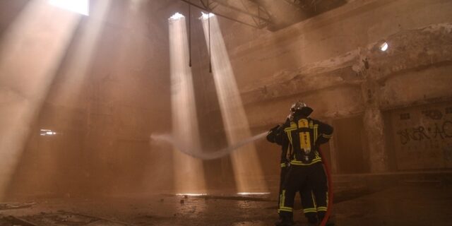 Εντυπωσιακή άσκηση της Πυροσβεστικής στη Δραπετσώνα