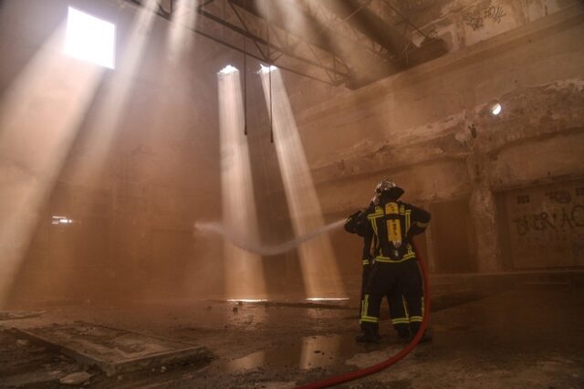 Εντυπωσιακή άσκηση της Πυροσβεστικής στη Δραπετσώνα
