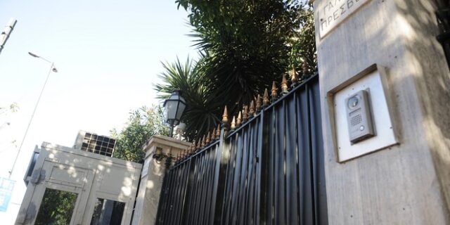 Επίθεση του “Ρουβίκωνα” με μπογιές στη Γαλλική Πρεσβεία και το Προξενείο – Μία προσαγωγή
