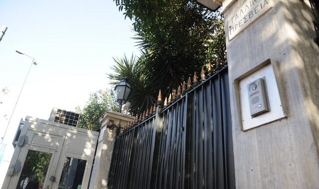 Επίθεση του “Ρουβίκωνα” με μπογιές στη Γαλλική Πρεσβεία και το Προξενείο – Μία προσαγωγή