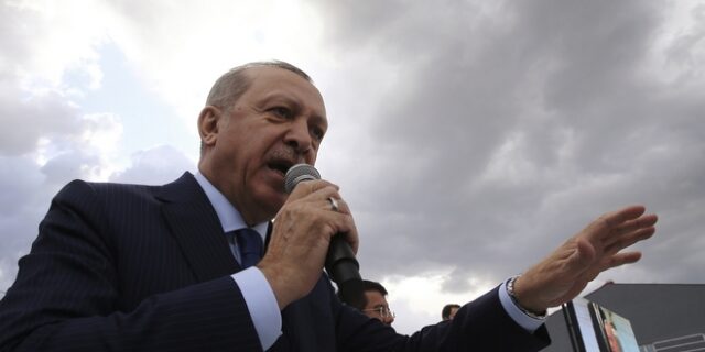 Spiegel: Δείγμα αδυναμίας η απόφαση Ερντογάν να προκηρύξει εκλογές στην Τουρκία