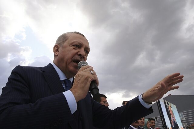 Spiegel: Δείγμα αδυναμίας η απόφαση Ερντογάν να προκηρύξει εκλογές στην Τουρκία