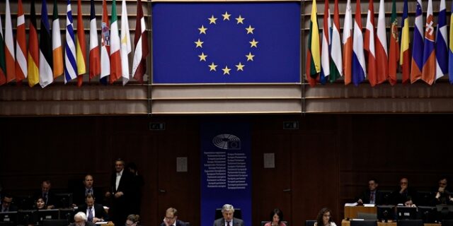 Το Ευρωκοινοβούλιο καλεί την Τουρκία να απελευθερώσει τους δύο Έλληνες στρατιωτικούς