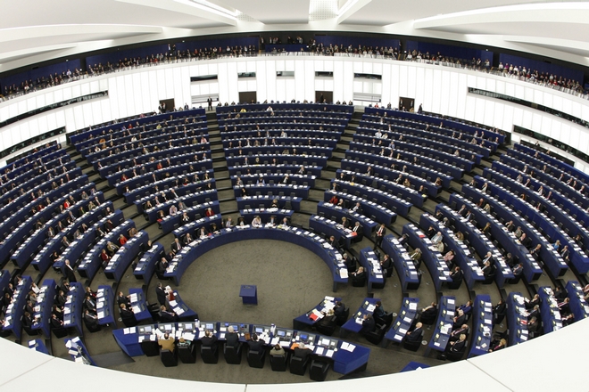 Spiegel: Σαμπάνιες, δώρα, πάρτι και σπατάλες για τους Ευρωπαίους ακροδεξιούς