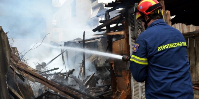 Φωτιά σε αποθήκη στο Μαραθώνα – Με εγκαύματα απεγκλωβίστηκε ένας 71χρονος