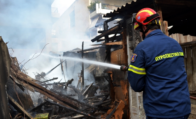 Φωτιά σε αποθήκη στο Μαραθώνα – Με εγκαύματα απεγκλωβίστηκε ένας 71χρονος