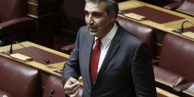Απρέπεια Φωκά: Φώναξε σύνθημα ενάντια στη Βουλή