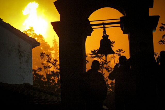 Φωτιά στην Ηλεία: Καρέ-καρέ η ολονύχτια μάχη με τις φλόγες