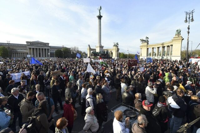Ουγγαρία: Χιλιάδες στους δρόμους κατά του ελέγχου των ΜΜΕ από την κυβέρνηση