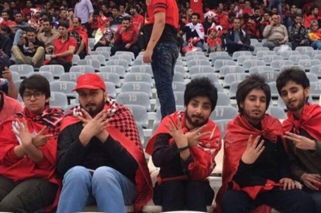 “Ατρόμητοι”: Γιατί αυτή η εικόνα Ιρανών οπαδών ποδοσφαίρου έγινε viral