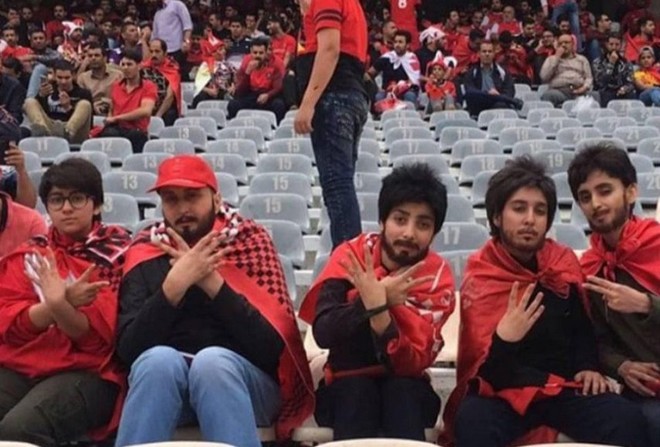 “Ατρόμητοι”: Γιατί αυτή η εικόνα Ιρανών οπαδών ποδοσφαίρου έγινε viral