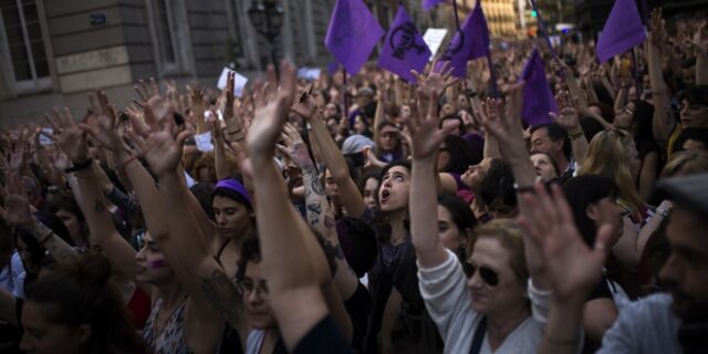 Ισπανία: Χιλιάδες διαδηλωτές στους δρόμους μετά την αθώωση πέντε ανδρών για τον βιασμό έφηβης