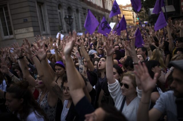 Ισπανία: Χιλιάδες διαδηλωτές στους δρόμους μετά την αθώωση πέντε ανδρών για τον βιασμό έφηβης