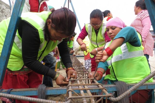 Νεπάλ: Μετά τον σεισμό, ήταν η σειρά των γυναικών να ταρακουνήσουν την κοινωνία
