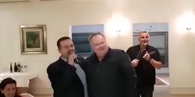 Ο Σέρβος ΥΠΕΞ τραγουδάει στον Κοτζιά στα ελληνικά και σπάει πιάτα