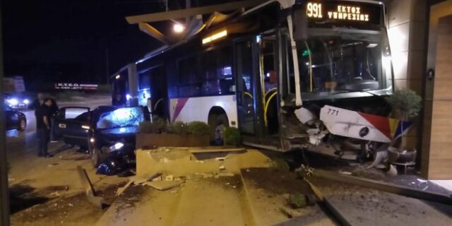 Βίντεο: Η στιγμή που το λεωφορείο του ΟΑΣΘ μπαίνει σε καφετέρια