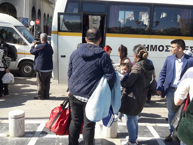 Στα Διαβατά μεταφέρονται οι πρόσφυγες απ’ την πλατεία Αριστοτέλους