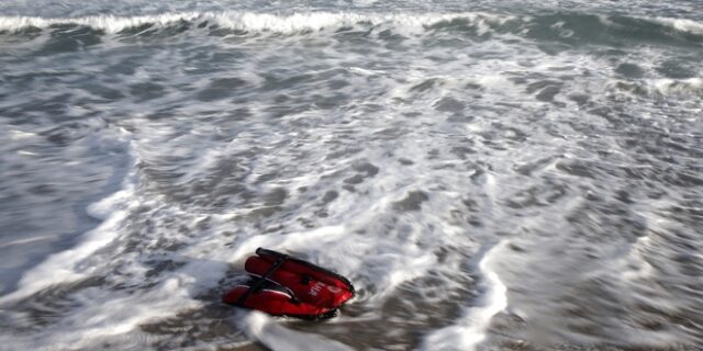 Κανάρια Νησιά: Ρυμουλκήθηκε το πλοιάριο με τους νεκρούς μετανάστες