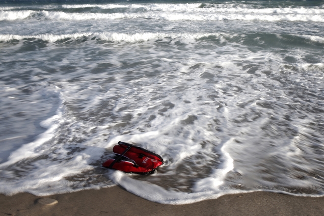 Κανάρια Νησιά: Ρυμουλκήθηκε το πλοιάριο με τους νεκρούς μετανάστες