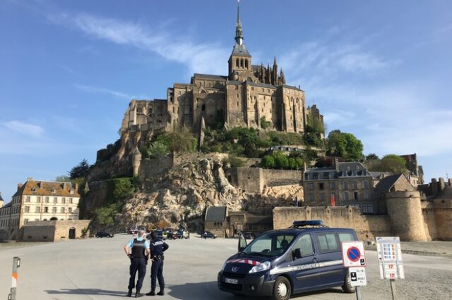 Γαλλία: Εκκενώθηκε το Μον Σεν Μισέλ – Άνδρας απειλούσε να επιτεθεί σε αστυνομικούς