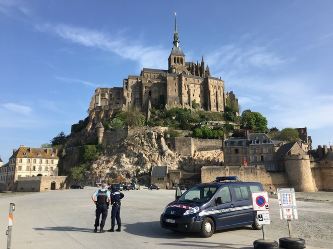 Γαλλία: Εκκενώθηκε το Μον Σεν Μισέλ – Άνδρας απειλούσε να επιτεθεί σε αστυνομικούς