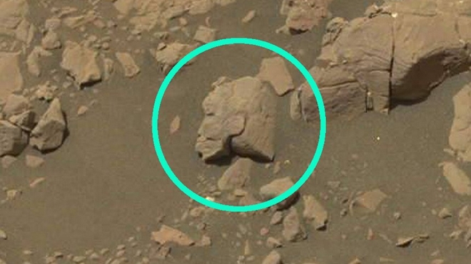 Το κεφάλι ενός πολεμιστή, σκαλισμένο σε μια πέτρα στον Άρη; Η φωτογραφία που προκαλεί αναταραχή