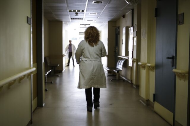 Συνελήφθησαν “μαϊμού” νοσοκόμες που εργάζονταν ως αποκλειστικές σε Θριάσιο και “Σωτηρία”