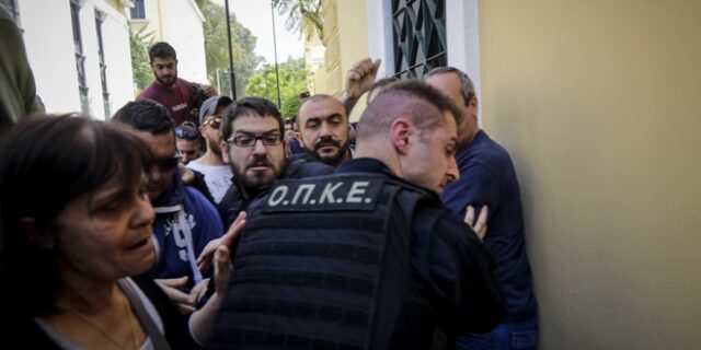 Ελεύθεροι οι συλληφθέντες που προσπάθησαν να ρίξουν το άγαλμα του Τρούμαν – Ένταση στην Ευελπίδων