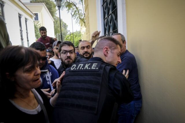 Ελεύθεροι οι συλληφθέντες που προσπάθησαν να ρίξουν το άγαλμα του Τρούμαν – Ένταση στην Ευελπίδων
