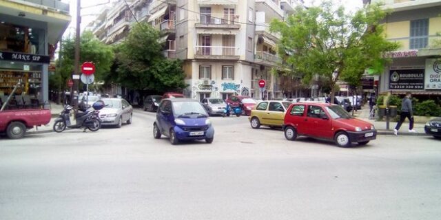 Αδιανόητο παρκάρισμα: Τρία αυτοκίνητα στη μέση διασταύρωσης