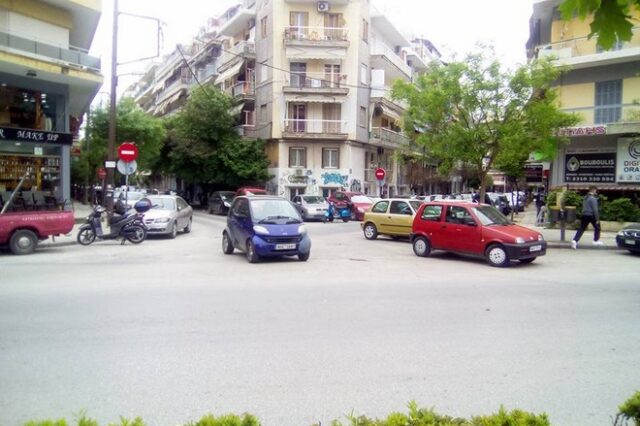 Αδιανόητο παρκάρισμα: Τρία αυτοκίνητα στη μέση διασταύρωσης