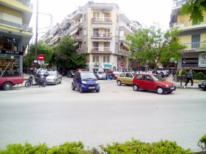 Αδιανόητο παρκάρισμα: Τρία αυτοκίνητα στη μέση διασταύρωσης